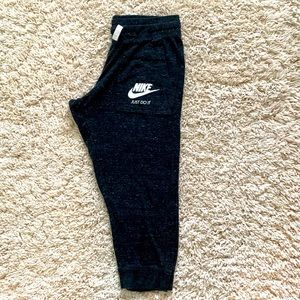 EUC Nike Women’s Capri Sweatpants